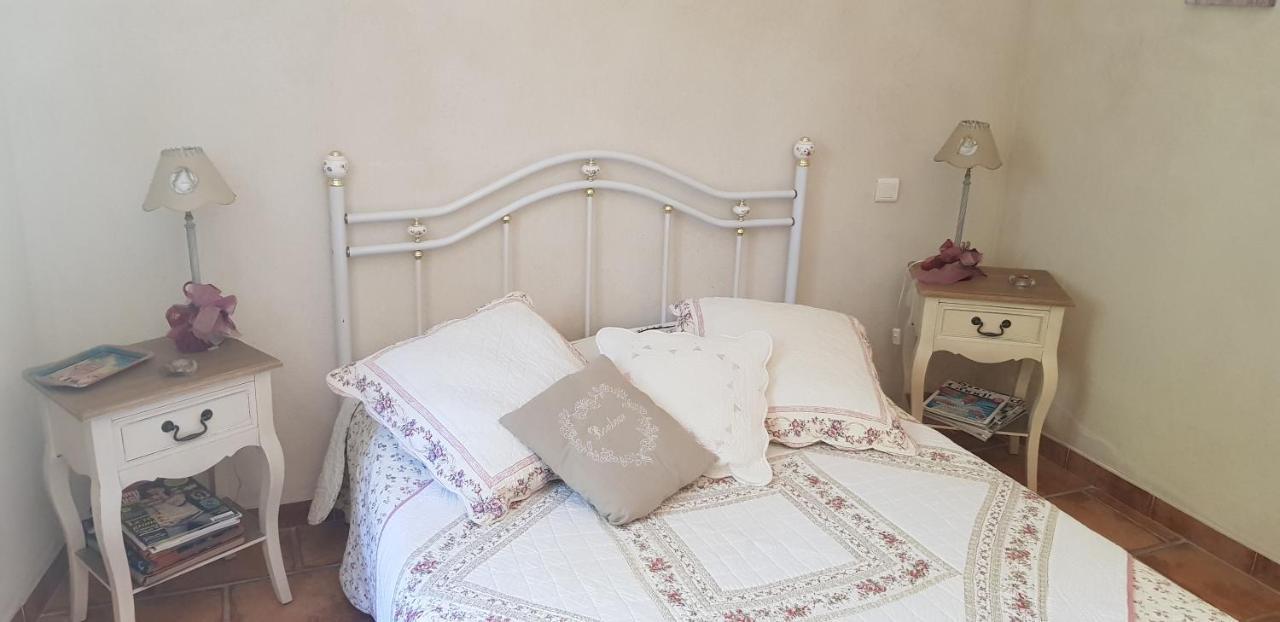 Fenetre Sur Les Alpilles Bed and Breakfast Saint-Martin-de-Crau Exteriör bild
